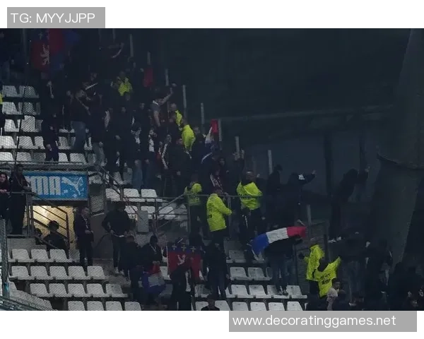 足球明星被困酒店引发粉丝围堵事件现场混乱不堪 足球明星被困酒店引发粉丝围堵事件现场混乱不堪